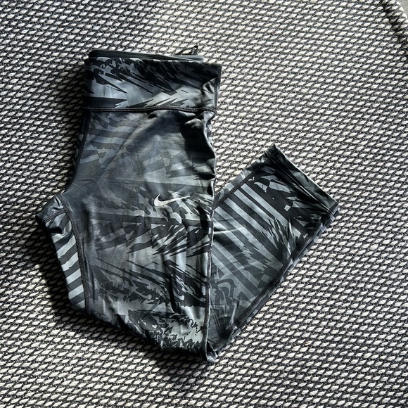 Nike Capri workout pants - Picture 6 of 6